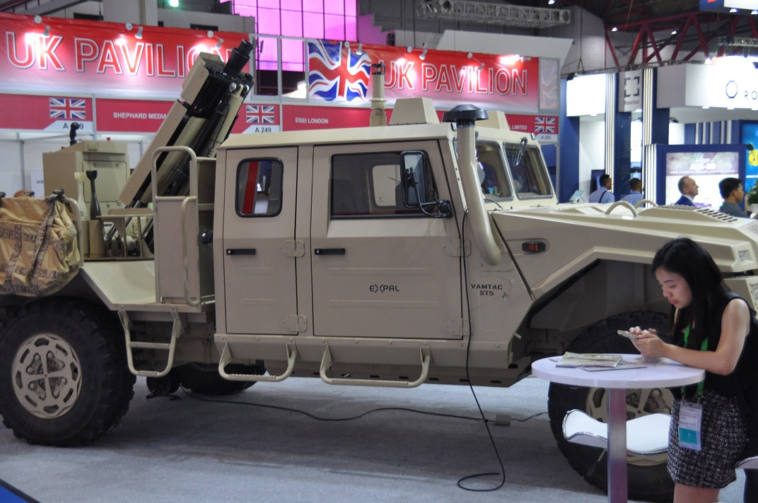 Trong ảnh là mẫu cối tự hành 81mm cũng của Tây Ban Nha đặt trên khung gầm xe bọc thép URO VAMTAC ST5. Nguồn ảnh: bmpd.