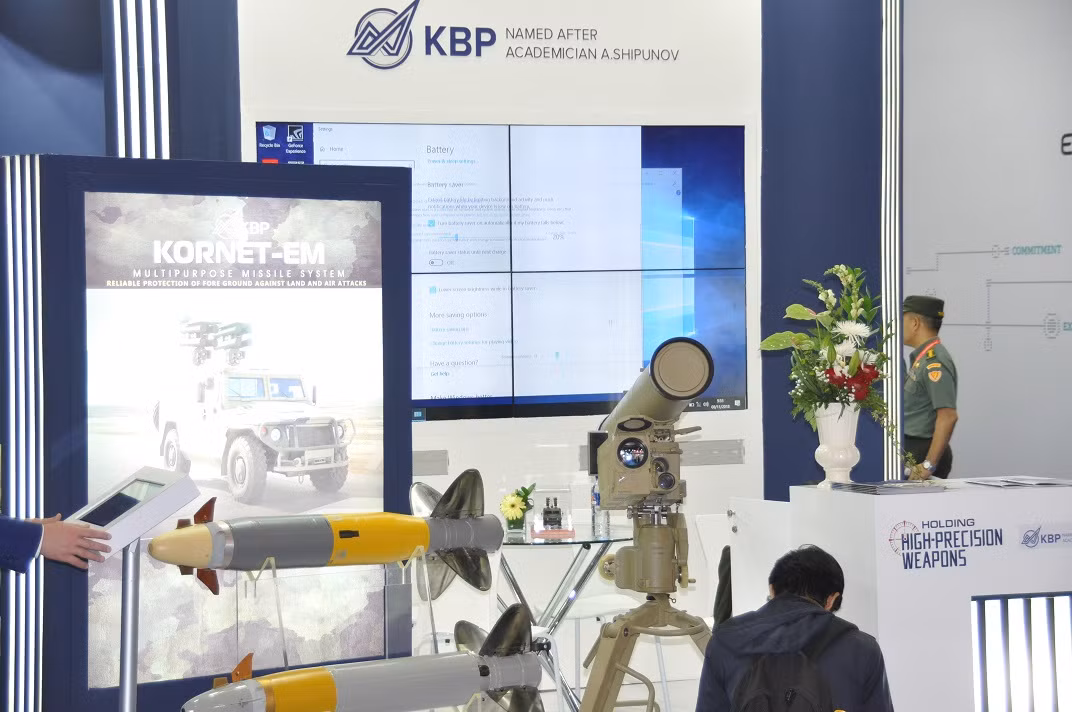 IndoDefence 2018 cũng thu hút một số lượng đáng kể các công ty vũ khí hàng đầu trên thế giới, với mục tiêu mở rộng và tìm kiếm khách hàng mới tại thị trường Indonesia cũng như khu vực Đông Nam Á. Hầu hết các công ty này đến từ châu Âu và Nga, ngoài ra còn có một số đến từ Hàn Quốc, Ấn Độ và Thổ Nhĩ Kỳ. Nguồn ảnh: bmpd.
