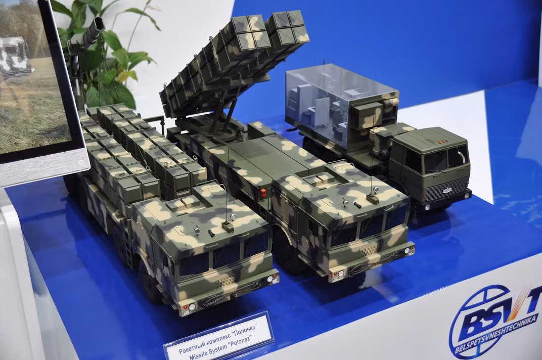 Còn đây là tổ hợp pháo phản lực Polonez-300 đến từ công ty quốc phòng nhà nước Belspetsvneshtechnika của Belarus phát triển. Nguồn ảnh: bmpd.