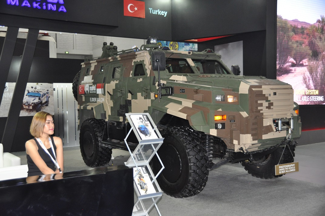 Gần đó là mẫu xe bọc thép chiến thuật Ejder Yalcin cũng của Thổ Nhĩ Kỳ tham dự triển lãm lần này. Nguồn ảnh: bmpd.