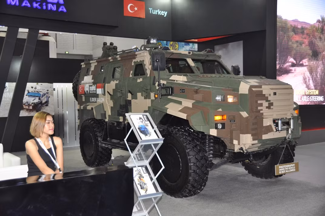 Gần đó là mẫu xe bọc thép chiến thuật Ejder Yalcin cũng của Thổ Nhĩ Kỳ tham dự triển lãm lần này. Nguồn ảnh: bmpd.