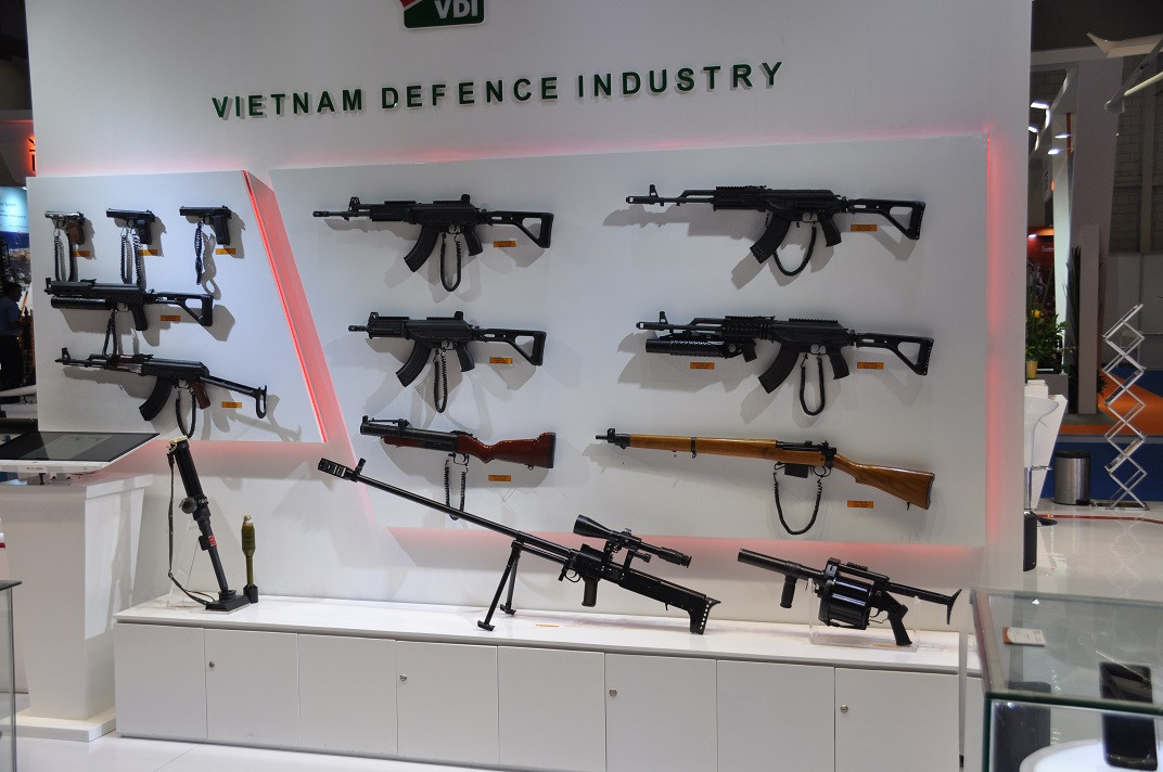 Một số mẫu súng bộ binh do Việt Nam phát triển được giới thiệu tại Indonesia. Nguồn ảnh: bmpd.