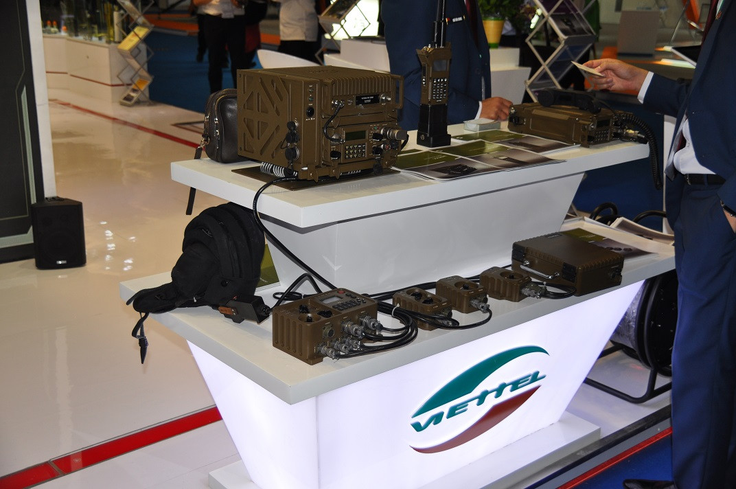 Các thiết bị liên lạc vô tuyến sóng ngắn dành cho lực lượng bộ binh và cơ giới do Tập đoàn Viettel chế tạo, hiện các thiết bị này đều đã được trang bị cho Quân đội Nhân dân Việt Nam. Nguồn ảnh: bmpd.