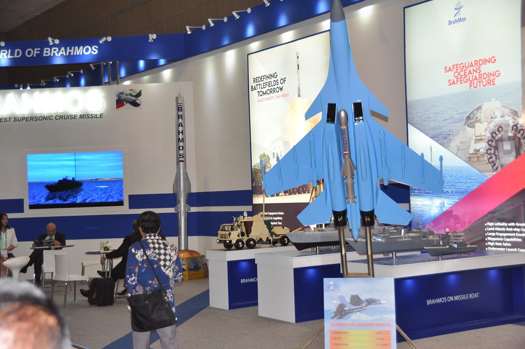 Trong ảnh là khu trưng bày của Liên doanh hàng không vũ trụ BrahMos giữa Nga và Ấn Độ, sản phẩm chính cả công ty này là dòng tên lửa hành trình siêu âm BrahMos. Nguồn ảnh: bmpd.