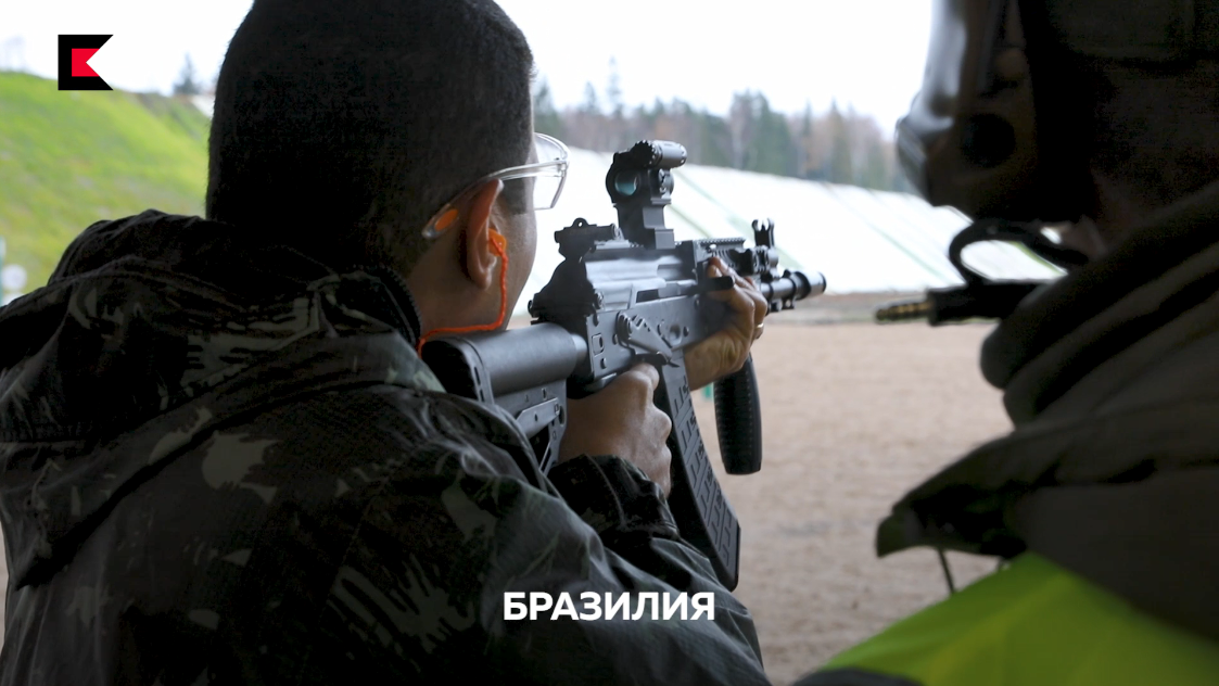 Các mẫu súng được Kalashnikov giới thiệu tới đại diện các nước lần này gồm có súng trường tấn công AK-12, AK-15, AK-74M3, súng tiểu liên PP-19-01 Vityaz, các dòng súng ngắn Lebedev và Yarygin. Ngoài ra còn có cả súng bắn tỉa SVCh – Chukavin và các biến thể hiện đại hóa của dòng súng bắn tỉa Dragunov SVD. Nguồn ảnh: Kalashnikov.