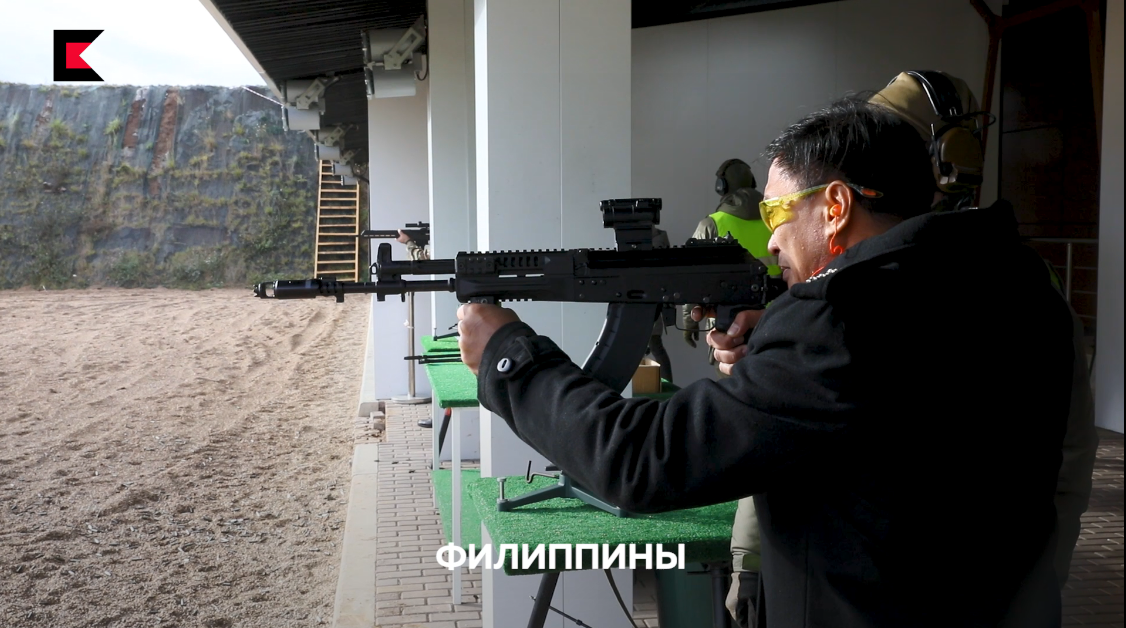 Trong ảnh Tùy viên quân sự Philippines bắn thử súng trường tấn công AK-15 sử dụng đạn tiêu chuẩn 7.62mm, AK-15 được Kalashnikov thiết kế dành cho thị trường xuất khẩu đến các quốc gia đang sử dụng các dòng súng trường tấn công AK trước đây như Việt Nam và Lào... Nguồn ảnh: Kalashnikov.