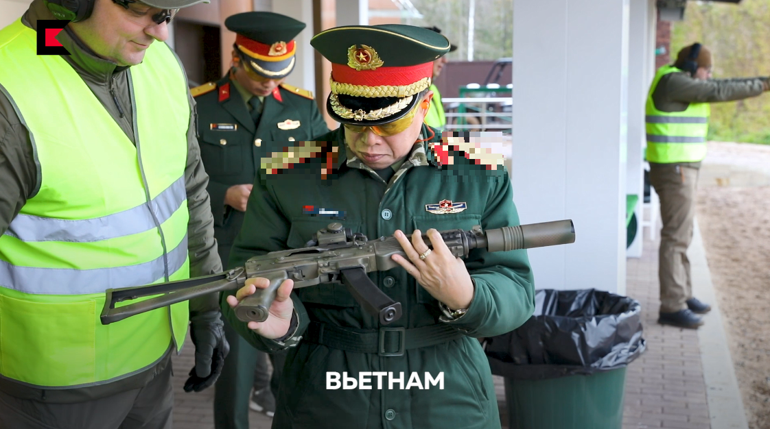 Đại diện phía Việt Nam trên tay mẫu tiểu liên Vityaz của Kalashnikov súng sử dụng đạn tiêu chuẩn 9x19mm, có tốc độ bắn 700-750 viên/phút, có tầm bắn hiệu quả 200m và được trang bị hộp tiếp đạn 30 viên. Nguồn ảnh: Kalashnikov.