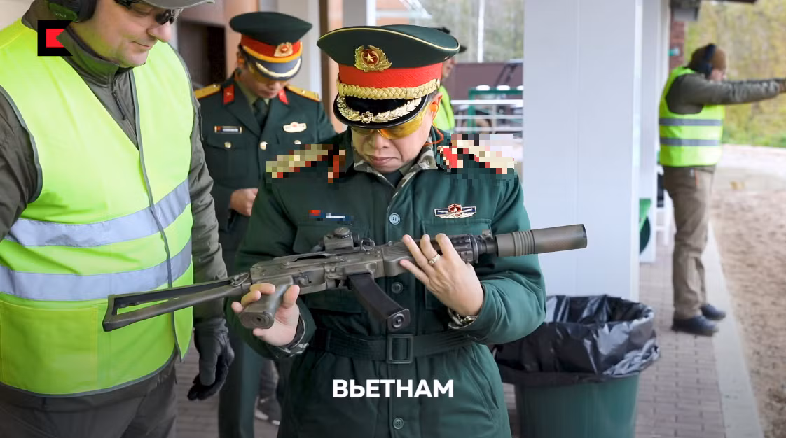 Đại diện phía Việt Nam trên tay mẫu tiểu liên Vityaz của Kalashnikov súng sử dụng đạn tiêu chuẩn 9x19mm, có tốc độ bắn 700-750 viên/phút, có tầm bắn hiệu quả 200m và được trang bị hộp tiếp đạn 30 viên. Nguồn ảnh: Kalashnikov.