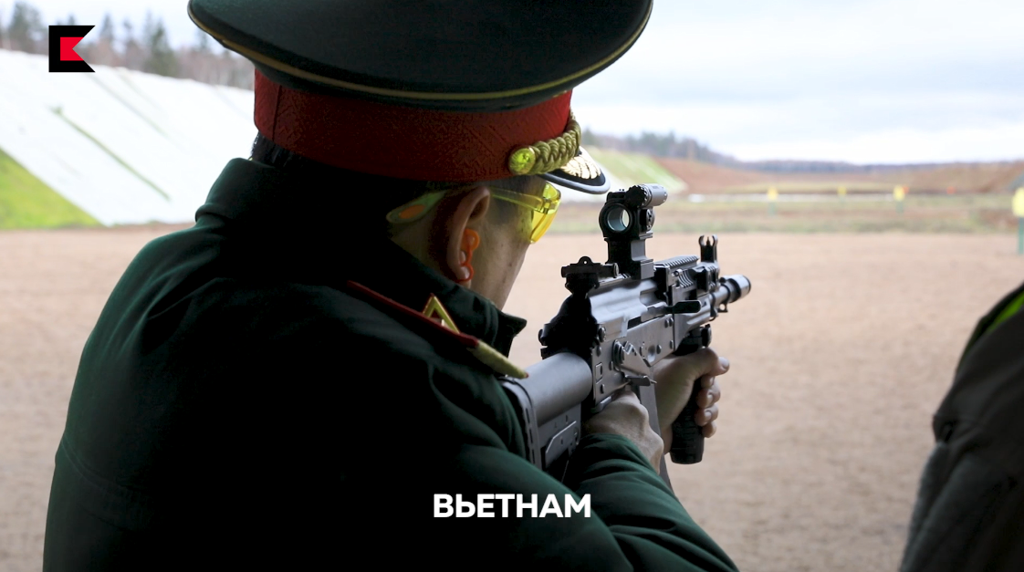 Đại diện của Việt Nam cũng bắn thử súng trường AK-15 vốn sử dụng 7.62mm, tương tự như các mẫu súng trường AK-47 và AKM đang có trong biên chế Quân đội ta hiện tại. Nguồn ảnh: Kalashnikov.