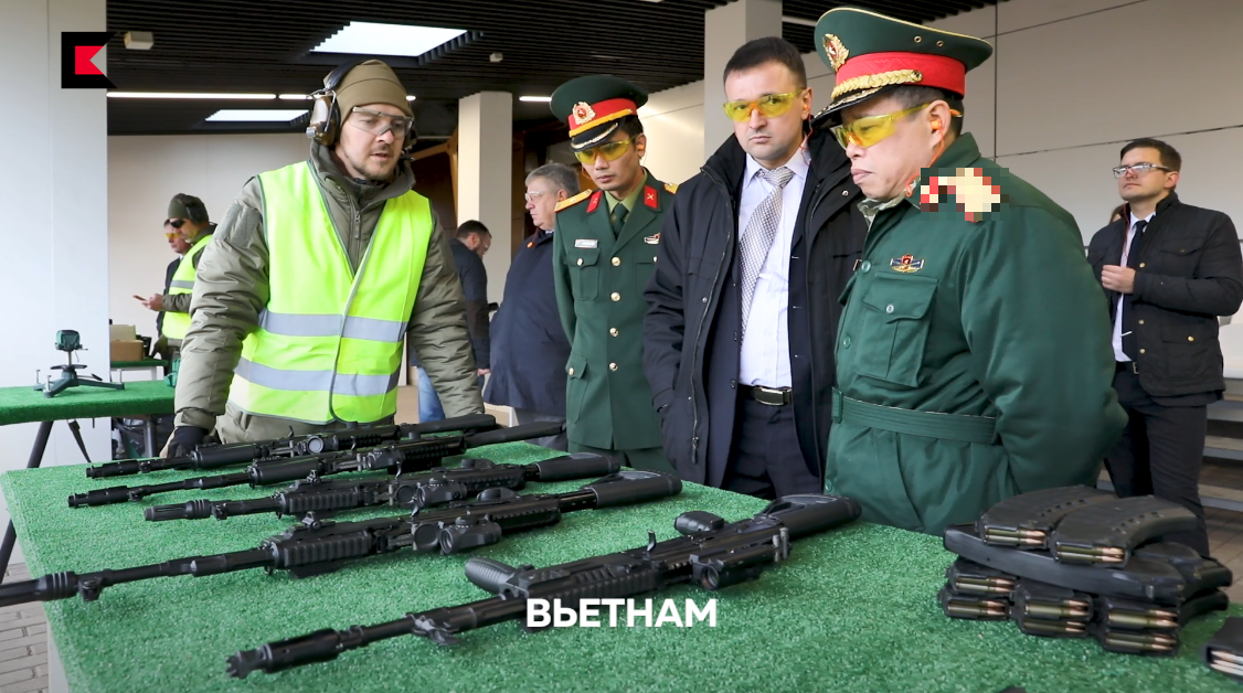 Hình ảnh Tùy viên quân sự Việt Nam tại Nga được đại diện Kalashnikov giới thiệu các dòng súng trường tấn công mới nhất của công ty này. Nguồn ảnh: Kalashnikov.