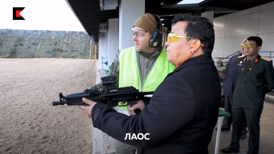 Hình ảnh Tùy viên quân sự Lào tại Nga bắn thử súng tiểu liên Vityaz, mẫu vũ khí được Kalashnikov phát triển dành cho lực lượng an ninh cũng như tác chiến đặc biệt, nó còn được xem như là một khẩu súng trường tấn công AK thu nhỏ. Nguồn ảnh: Kalashnikov.