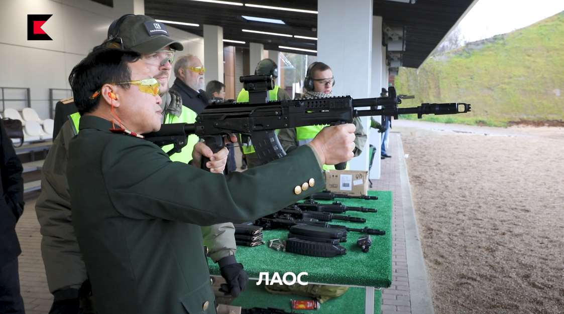 Đại diện của Lào cũng bắn thử súng trường tấn công AK-12 được Kalashnikov thiết kế dành cho Quân đội Nga sử dụng đạn tiêu chuẩn 5,45 mm tương tự như các biến thể súng trường tấn công AK-74M và AK-74M3. Nguồn ảnh: Kalashnikov.