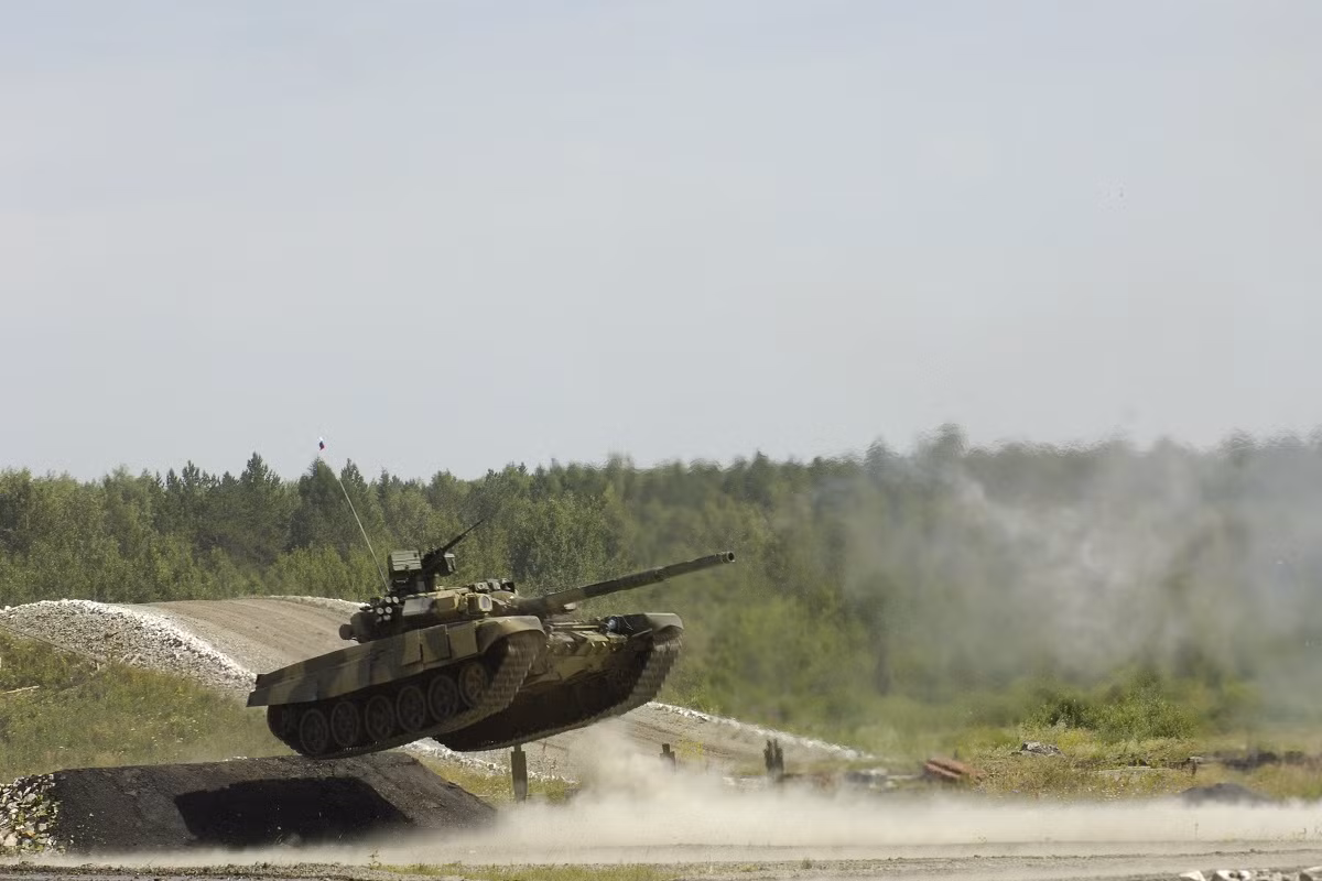 Trước đó bên thềm Triển lãm hàng không quốc tế Chu Hải 2018, ông Victor Kladov một trong những đại diện của Rostec (Tập đoàn công nghệ nhà nước Nga) tại triển lãm đã tiết lộ rằng, phía Nga mà cụ thể ở đây là Tập đoàn Uralvagonzavod đã chuyển giao phần lớn số xe tăng T-90S và T-90SK cho Việt Nam theo đúng theo đúng tiến độ hợp đồng. Nguồn ảnh: Uralvagonzavod.