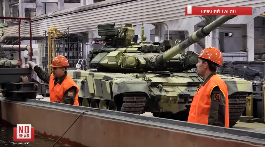 Quay lại với chiếc T-90S của Việt Nam, việc nhận dạng T-90 Việt Nam còn dựa trên màu sơn ngụy trang của chúng khi những chiếc xe tăng này được sơn ngụy trang thiêng về màu xanh lam hơn là màu vàng như trên T-90S của Iraq vốn là màu ngụy trang trên địa hình sa mạc. Nguồn ảnh: ND News.