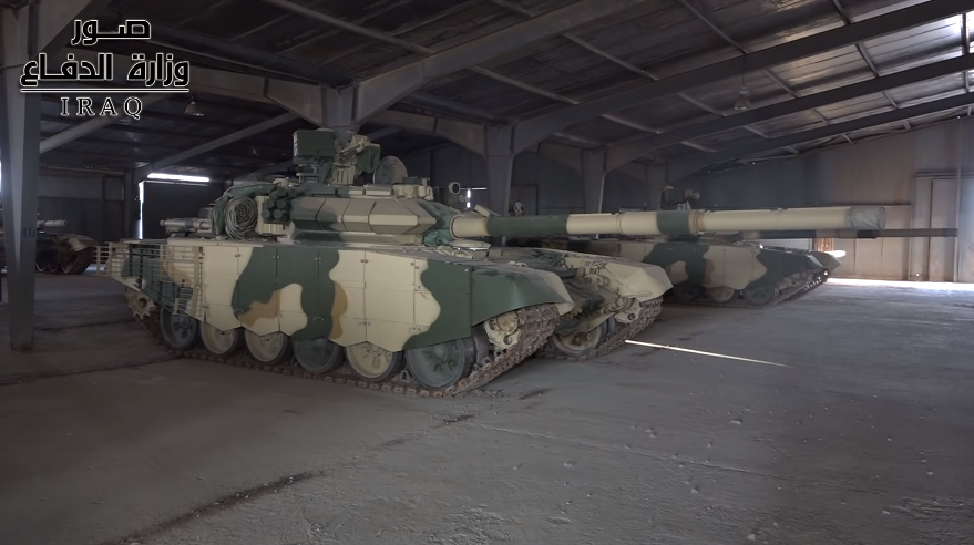 Một điểm nữa để nhận biết T-90S của Iraq là việc bên hông của nó được trang bị thêm một lớp giáp phản ứng nổ và giáp lưới gần hệ thống động cơ. Nguồn ảnh: Iraq Army.