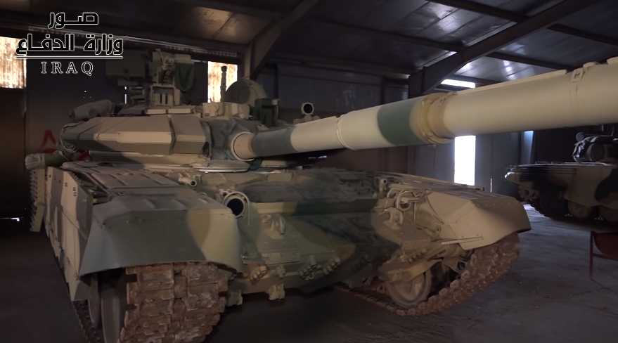 Cận cảnh một chiếc T-90S của Quân đội Iraq với cấu hình khá giống T-90S của Ấn Độ khi xem hệ thống phòng vệ chủ động Shtora-1 là lỗi thời. Nguồn ảnh: Iraq Army.