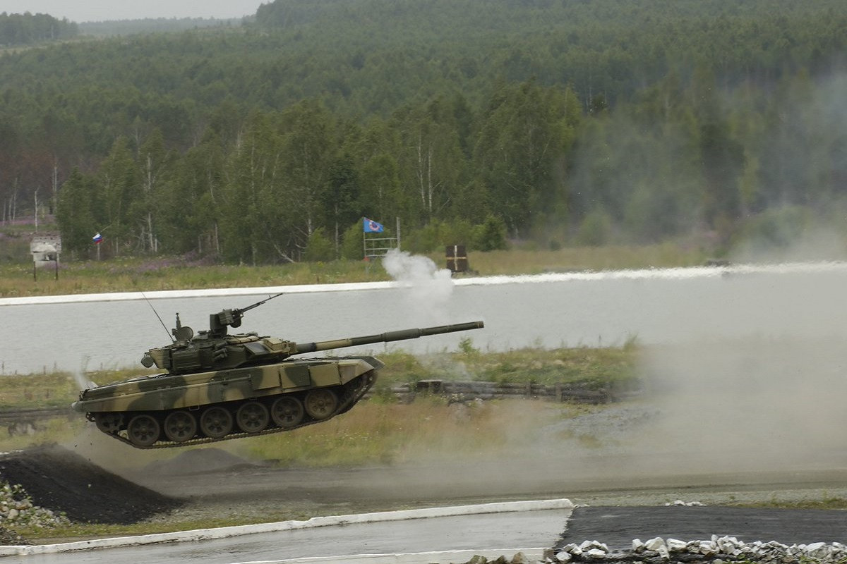 Và nếu sắp xếp lại chuỗi thời gian giữa hai sự kiện này thì số xe tăng T-90S được Uralvagonzavod thử nghiệm trong đầu năm 2017 rất có thể thuộc về Việt Nam và chúng đã được chuyển giao như lời đại diện của Rostec. Nguồn ảnh: Uralvagonzavod.