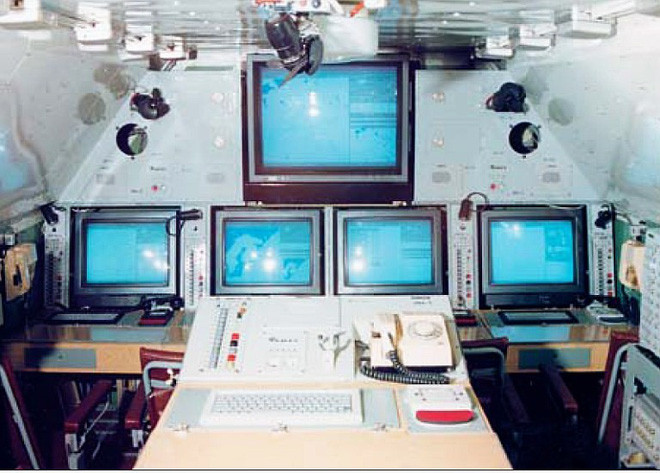 Ngoài ra nó còn có thể tự động truyền đạt chỉ thị cho các đơn vị cấp dưới và phối thuộc liên quan tới phân công mục tiêu xạ kích, phân công hỏa lực, phối hợp tác chiến và điều động lực lượng chiến đấu trong tác chiến chống lực lượng không kích của đối phương; sao lưu dữ liệu chiến đấu đồng bộ; liên thông dữ liệu chiến đấu đồng bộ với sở chỉ huy cấp trên với các cấp đơn vị phối hợp tác chiến đồng cấp thông qua khí tài thu phát và mã hóa tín hiệu. Nguồn ảnh: russianarms.ru.