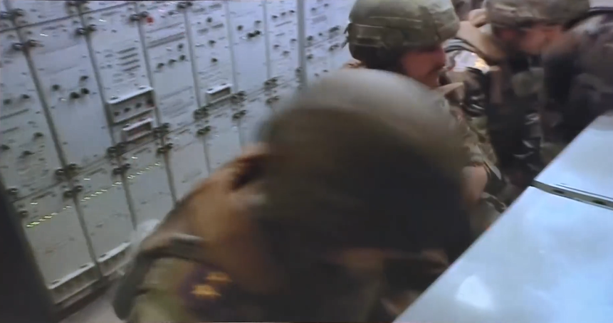 Trong đó hệ thống điều khiển và chỉ huy Polyana-D4M sẽ đóng vai trò như một trạm chỉ huy cấp cao của lữ đoàn phòng không kết hợp, có thể kết nối các tổ hợp tên lửa khác nhau như S-300 hay Buk mà phòng không Syria đang được trang bị vào một mạng lưới phòng không duy nhất. Trong ảnh là kíp chiến đấu Syria bên trong xe chỉ huy Polyana-D4M. Nguồn ảnh: Bộ Quốc phòng Nga.