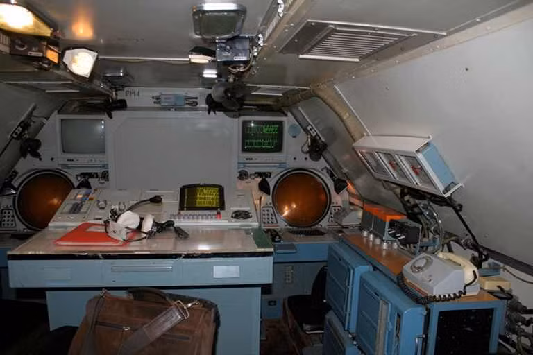 Về sơ đồ phân bố cấp chỉ huy trong một hệ thống Polyana-D4M gồm có một sở chỉ huy cấp trên; bốn sở chỉ huy đồng cấp; ba nguồn cấp dữ liệu radar; 6 tổ hợp phòng không trong mạng lưới và có thể bám sát tham số cùng lúc lên tới 250 mục tiêu. Nguồn ảnh: Sputnik.