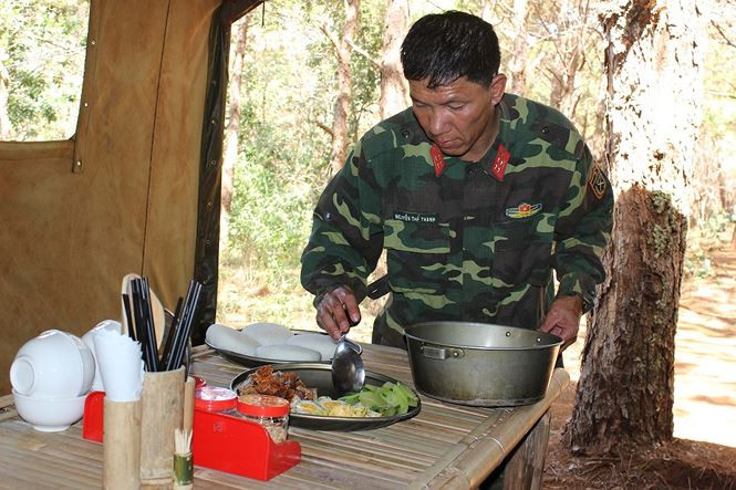 Chuẩn bị bữa ăn cho bộ đội