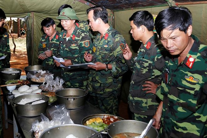 Chấm thi việc chuẩn bị bữa ăn cho bộ đội tại khu vực tập trung bí mật.