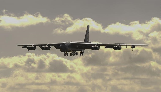 My dieu may bay nem bom B-52 tu Guam den gan Bien Dong