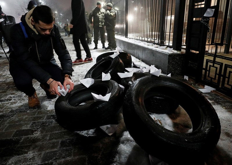 Dan Ukraine gian du phong hoa truoc dai su quan Nga-Hinh-4