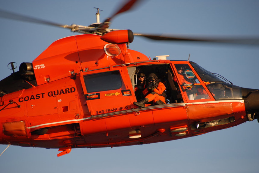 Bắn tỉa từ trực thăng là công việc cực kỳ khó khăn. Chiếc trực thăng đang bay trên không trung liên tục lắc lư, mục tiêu trên biển cũng di chuyển. Ngoài ra, những con sóng làm cho mục tiêu không ngừng thay đổi vị trí. Để bắn trúng, xạ thủ phải có kỹ năng đặc biệt và trải qua quá trình huấn luyện bài bản. Ảnh: US Coast Guard.