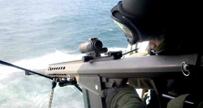 Xạ thủ bắn tỉa của Tuần duyên Mỹ thường sử dụng súng bắn tỉa Barret M107, cỡ nòng 12,7 mm. Súng được đặt lên dây treo ở cửa sổ trực thăng, giúp giảm sự rung lắc khi trực thăng đang bay. Ảnh: US Coast Guard.