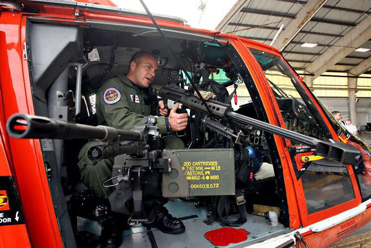 Nhiệm vụ bắn tỉa trên không được giao cho Phi đội trực thăng ngăn chặn chiến thuật (HITRON). Xạ thủ trên trực thăng thường mang theo 3 loại súng, gồm súng trường M16A2, trung liên M240 để bắn cảnh cáo và súng bắn tỉa M107 để vô hiệu hóa tàu thuyền có ý định bỏ chạy. Ảnh: US Coast Guard.