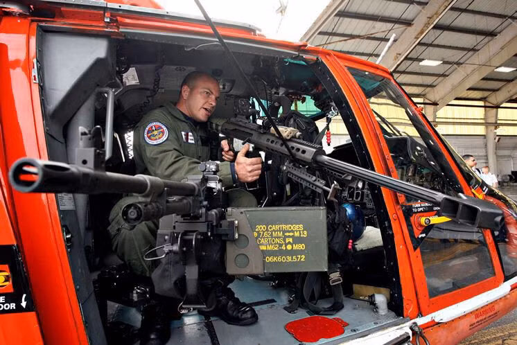 Nhiệm vụ bắn tỉa trên không được giao cho Phi đội trực thăng ngăn chặn chiến thuật (HITRON). Xạ thủ trên trực thăng thường mang theo 3 loại súng, gồm súng trường M16A2, trung liên M240 để bắn cảnh cáo và súng bắn tỉa M107 để vô hiệu hóa tàu thuyền có ý định bỏ chạy. Ảnh: US Coast Guard.