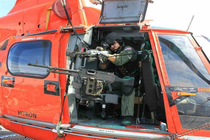 Nếu tàu tình nghi vẫn không dừng lại, xạ thủ bắn tỉa sẽ bắn vào động cơ để vô hiệu hóa chúng. Khẩu M107 có thể bắn trúng mục tiêu di chuyển trên biển ở cự ly 1,5 km. Xạ thủ bắn tỉa Tuần duyên Mỹ được đánh giá là những tay bắn tỉa hàng đầu thế giới. Ảnh: US Coast Guard.