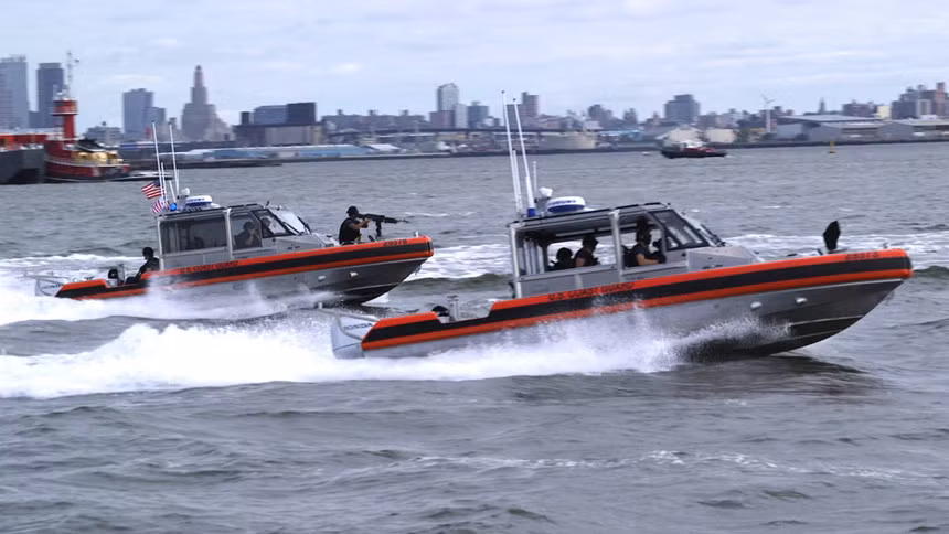 Quy trình thực hiện nhiệm vụ của Tuần duyên Mỹ tương tự các lực lượng thực thi pháp luật khác. Khi phát hiện tàu tình nghi, họ sẽ yêu cầu mục tiêu dừng lại và khai báo nhận dạng qua vô tuyến. Nếu mục tiêu khả nghi không đáp ứng, xuồng cao tốc được cử đi tiếp cận và yêu cầu dừng lại để kiểm tra. Ảnh: US Coast Guard.