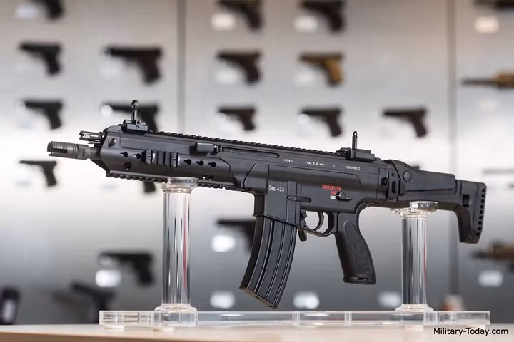 Sử dụng cỡ đạn chuẩn NATO là 5,56x45mm, tuy nhiên HK433 cũng dự định sẽ có thêm nhiều phiên bản phụ sử dụng nhiều loại đạn khác nhau như cỡ đạn 7,62x51mm NATO mang tên HK231, sử dụng cỡ đạn 300 AAC Blackout mang tên HK437 và sử dụng cả cỡ đạn 7,62x39 chuẩn của Liên Xô và Nga (chưa được đặt tên). Ảnh: Military-Today.