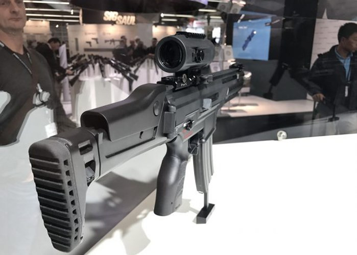 Có thể dễ dàng nhận thấy, bộ phận báng súng của khẩu HK433 sử dụng báng súng được thiết kế cho khẩu FN Scar, phần nòng súng và ống trích khí có phần thiết kế giống với khẩu G36 còn bộ phận hộp khóa nòng lại mang thiết kế của khẩu HK416. Ảnh: thefirearmblog.