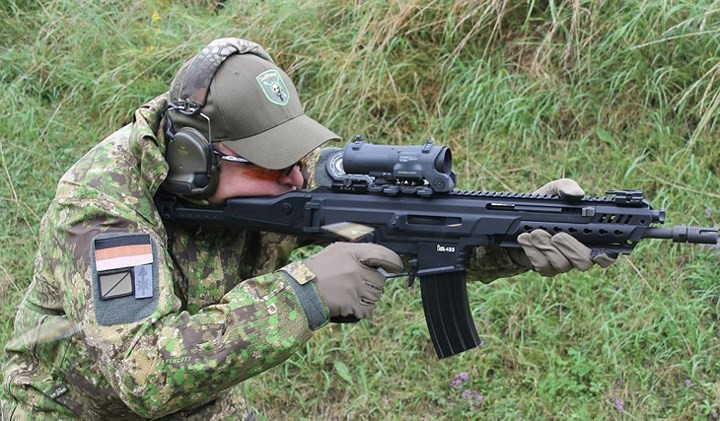 Tuy nhiên, điểm yếu của HK433 là nó chỉ có hai rãnh kỹ thuật mặc định ở trên gáy súng và dưới báng cầm tay, khiến việc gắn thiết bị trở nên khá "chật trội". Ảnh: reddit.