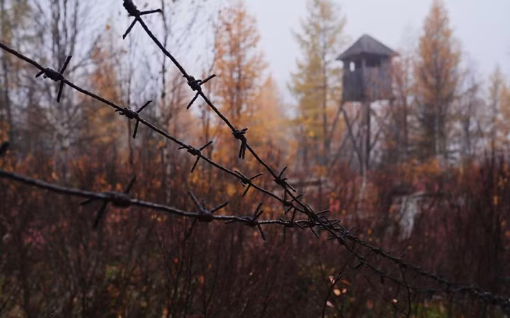 Kể từ đó, tuyến đường sắt này cứ thế chìm khuất dần giữa rừng cây, qua hết mùa lá đỏ này đến mùa tuyết trắng kia.