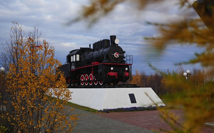 Một tượng đài tưởng nhớ những người đã bỏ mạng vì xây dựng tuyến đường sắt này.