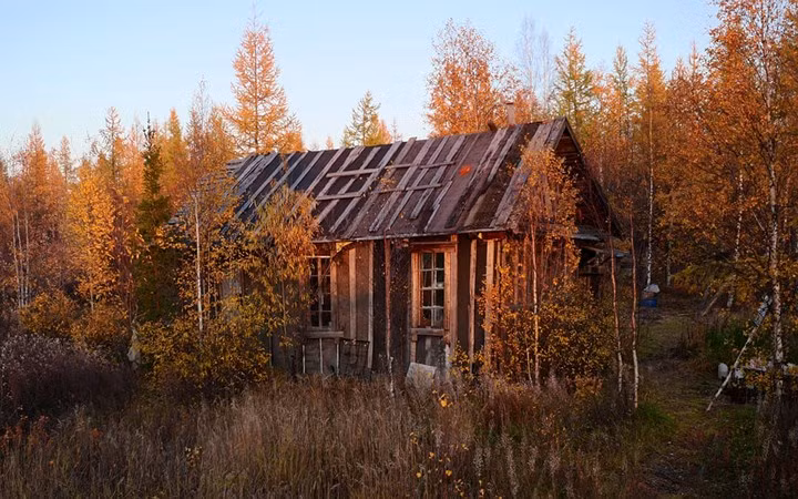 Những khu nhà canh gác là dấu hiệu duy nhất giúp những người tìm đường lần ra dấu vết của tuyến đường sắt này. Ngày nay, chúng là chỗ trú chân của những thợ săn.