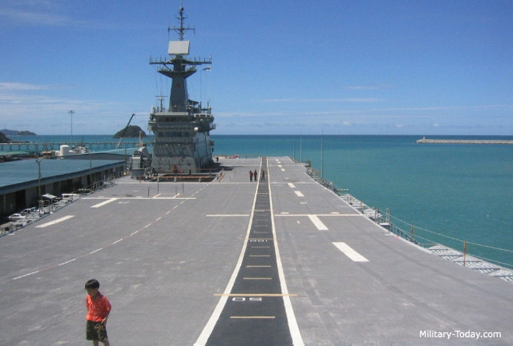 Vào đầu những năm 2000, máy bay chủ lực của không đoàn trên tàu HTMS Chakri Naruebet là những tiêm kích AV-8A do Anh sản xuất. Ảnh: Military-Today.