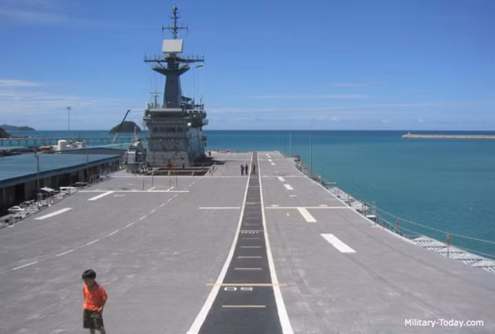 Vào đầu những năm 2000, máy bay chủ lực của không đoàn trên tàu HTMS Chakri Naruebet là những tiêm kích AV-8A do Anh sản xuất. Ảnh: Military-Today.