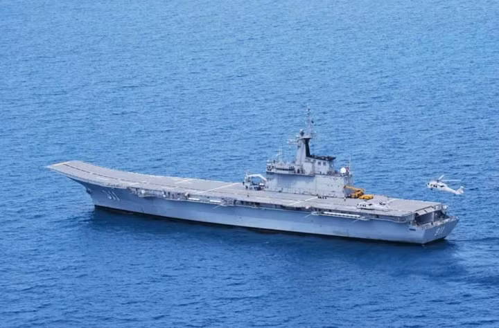 Kích thước nhỏ khiến nó trông giống tuần dương hạm hạng nhẹ hơn là tàu sân bay. Ảnh: Military-Today.