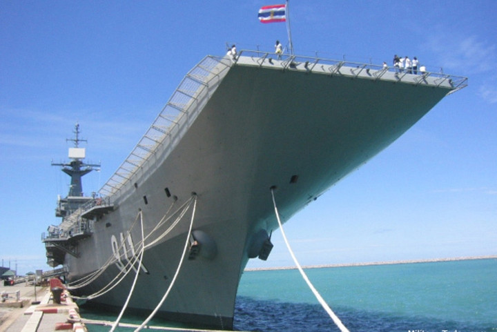 Được hạ thủy vào năm 1996, HTMS Chakri Naruebet có nhiệm vụ tuần tra vùng lãnh hải và đặc quyền kinh tế của Thái Lan, cũng như thực hiện các hoạt động tìm kiếm cứu hộ. Ảnh: Military-Today.