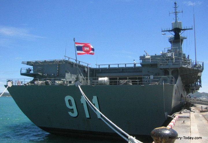 Hiện nay, chiếc HTMS Chakri Naruebet có vai trò giống một tàu sân bay trực thăng, nhưng nó gần như không còn tham gia hoạt động hải quân. Ảnh: Military-Today.