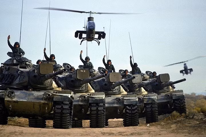 Máy bay có thể mang cả tên lửa chống tăng và các loại vũ khí khác.