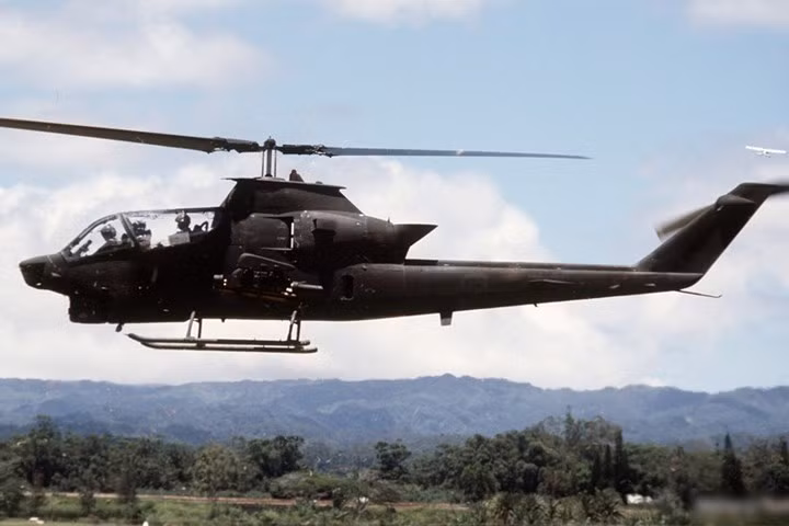 Chiếc Bell AH-1 nằm trong các loại máy bay trực thăng tấn công đầu tiên trên thế giới.