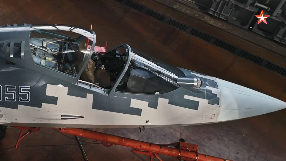 Buồng lái của Su-57 cũng xuất hiện rõ nét trong phóng sự của tvZvezda tuy nhiên nội thất bên trong lại không được đề cập, dù vậy nhiều chuyên gia nhận định rằng hệ thống trang bị điện tử trên Su-57 sẽ không quá khác biệt so với Sukhoi Su-35S – dòng chiến đấu cơ thế hệ 4++ mạnh nhất của không quân Nga hiện tại. Nguồn ảnh: tvzvezda.