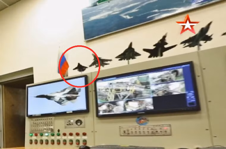 Trước đó, trong năm 2016, hãng thông tấn TASS từng dẫn lời ông Vladimir Mikhailov - Giám đốc các Chương trình Máy bay Quân sự thuộc UAC cho biết, dòng chiến đấu cơ thế hệ 6 của Nga sẽ có tốc vận tốc siêu vượt âm và chuyến bay đầu tiên sự kiến sẽ diễn ra trước 2025. Nguồn ảnh: tvzvezda.