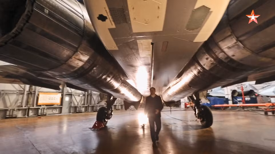 Trong ảnh ta có thể thấy khoang vũ khí bên dưới của Su-57 được chia làm hai khoang riêng biệt và mỗi khoang có thể mang theo từ 2-4 tên lửa các loại, ngoài ra còn có hai khoang vũ khí khác bên thân của máy bay. Nguồn ảnh: tvzvezda.